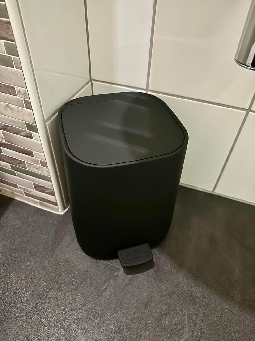 Customer photo review of Badezimmer Mülleimer mit Soft-Close Deckel, 4 Farben