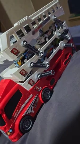 Customer photo review of LoadRacer Spielzeug Autotransporter | 6 Mini Autos Rennbahn LKW Lernspielzeug