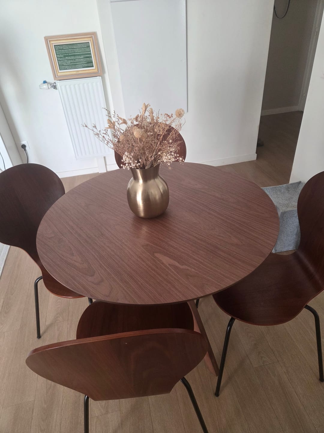 Customer photo review of SEVILLE - Table à manger 4 personnes ronde en bois de noyer