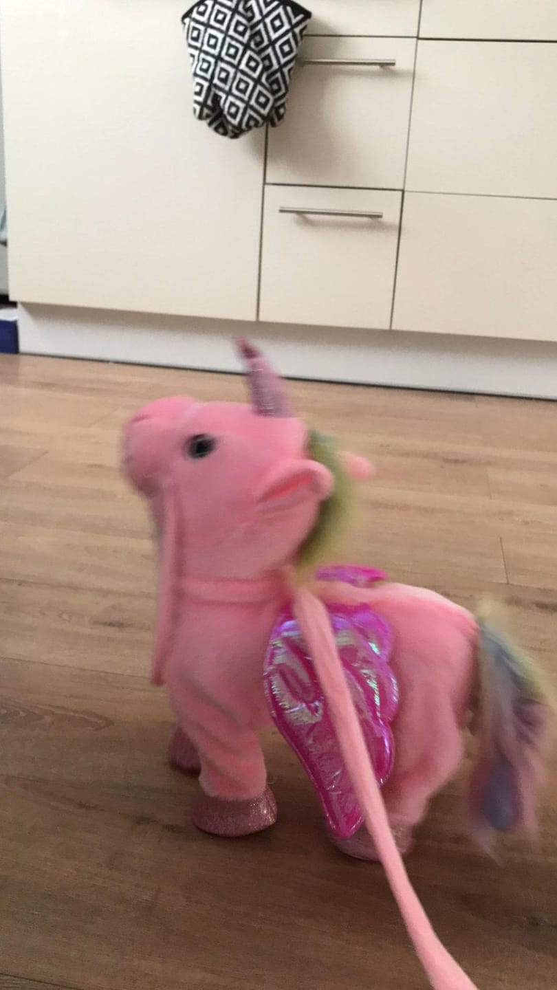 Customer photo review of Einhorn Kuscheltier Interaktiv | Laufend Singend Magisches Plüschtier mit Fernbedienung