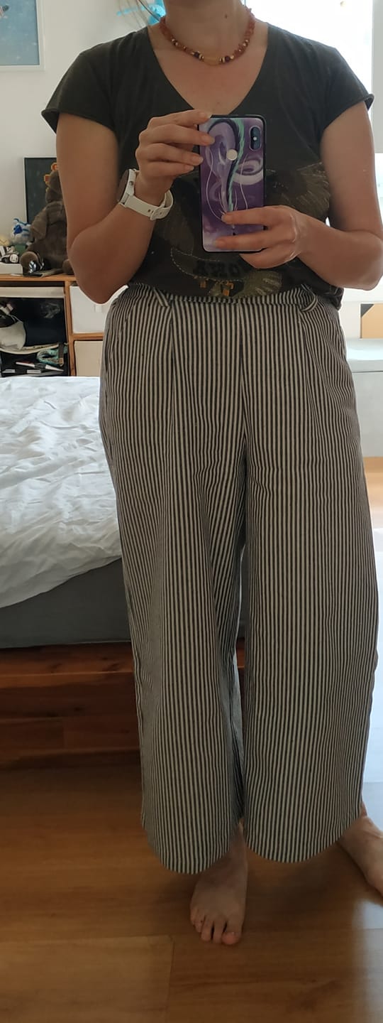 Customer photo review of Pantalon Alex - Toile de coton rayée marine/blanc