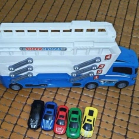 Customer photo review of LoadRacer Spielzeug Autotransporter | 6 Mini Autos Rennbahn LKW Lernspielzeug