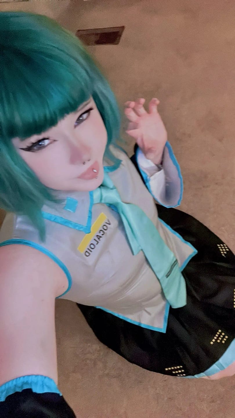 Customer photo review of Hatsune Miku Vocaloid Cosplay Costume Set – Anime School Idol Outfit with Wig Option