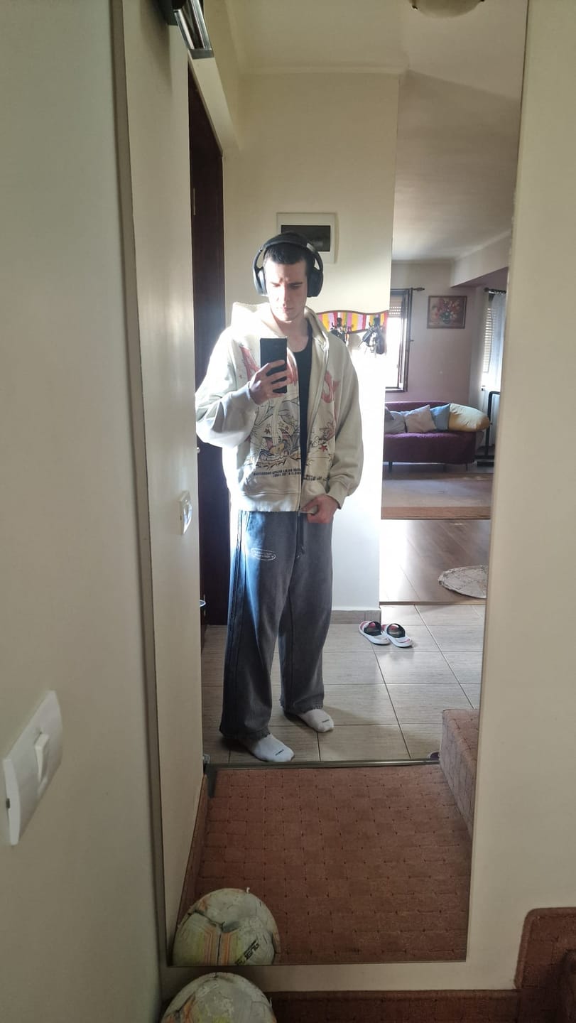 Customer photo review of 5179 - Tom & Jerry Zipup