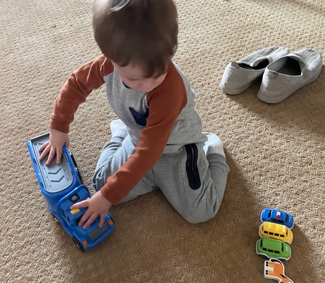 Customer photo review of Spielzeug LKW mit Licht und Sound | Transporter Set 4 Mini Autos Kinder