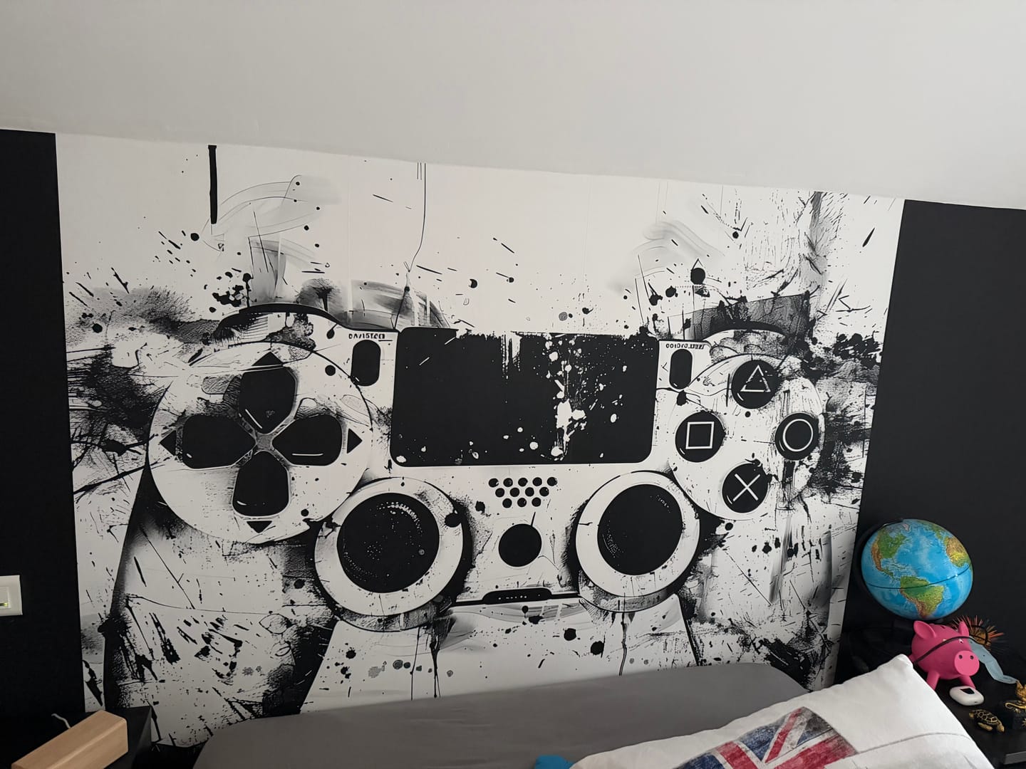 Customer photo review of Papier Peint Gamer  Noir et Blanc Moderne