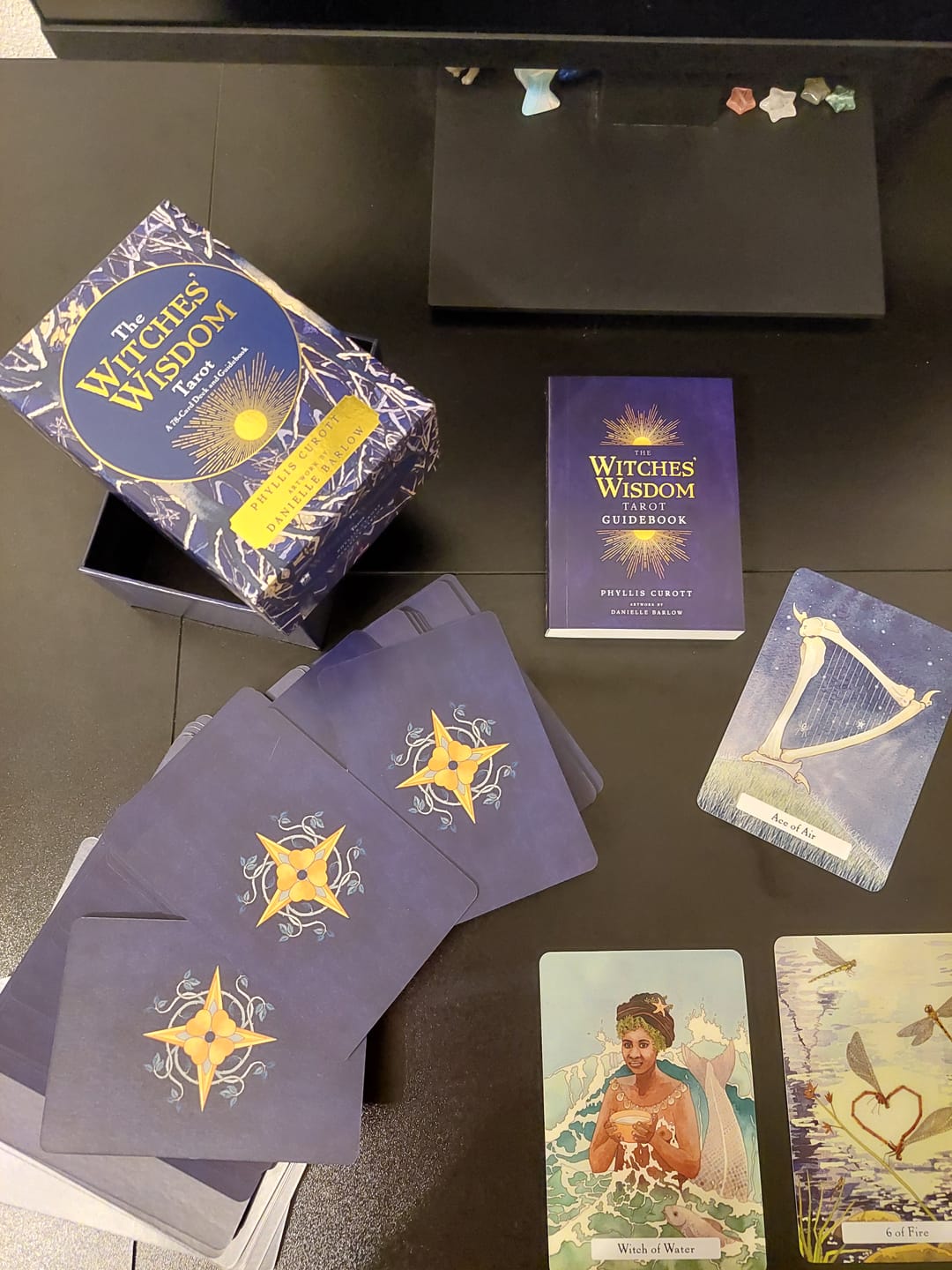 Customer photo review of Witches’ Wisdom Tarot – Witchy Tarotkarten mit Guidebook (Englisch)