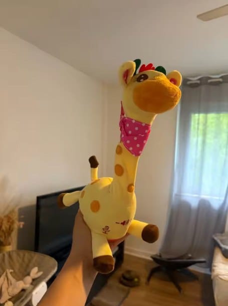 Customer photo review of Singende Tanzende Giraffe Plüschtier | Musikspielzeug Sprachfunktion 60 Kinderlieder Kleinkind