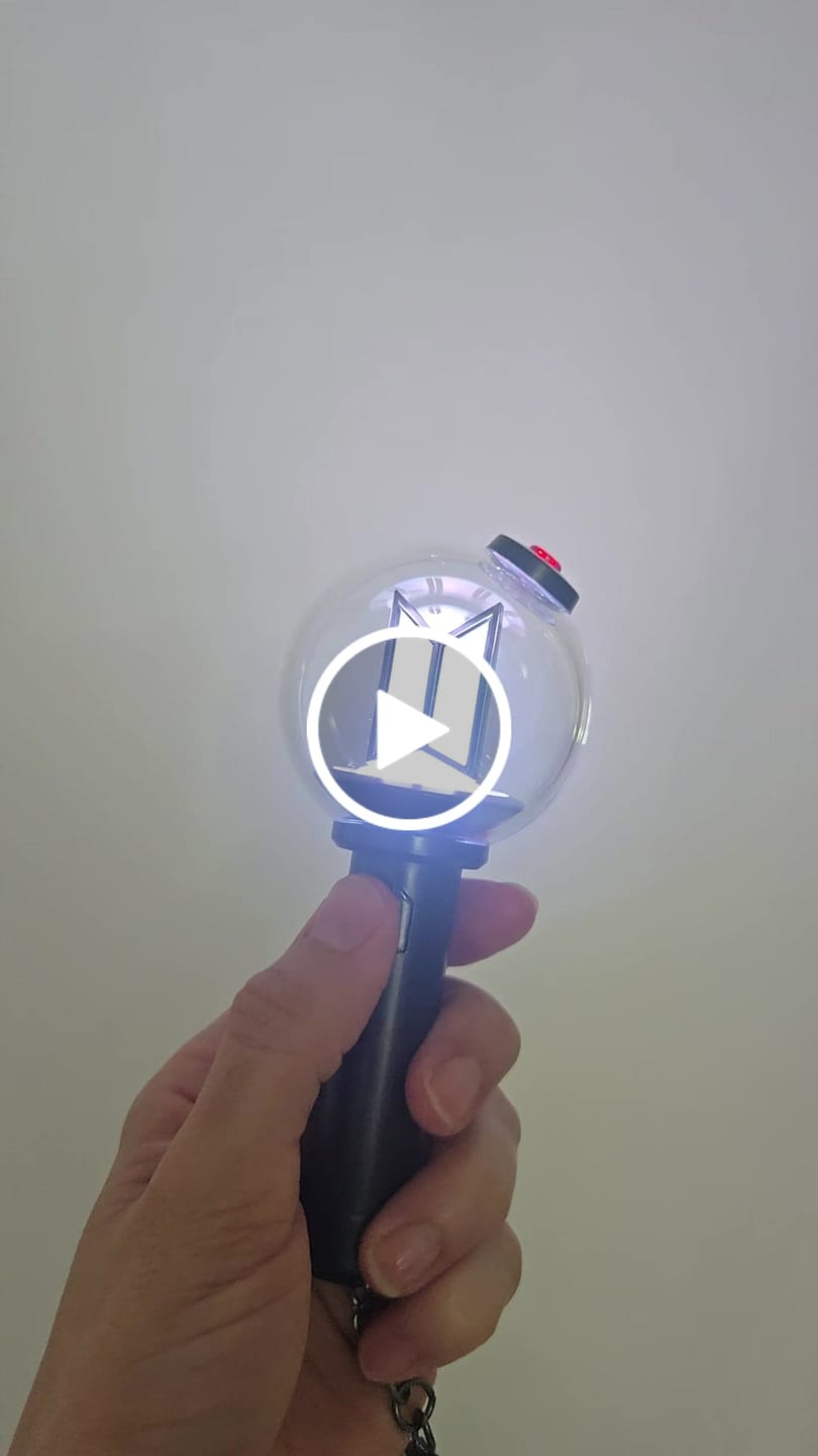 Customer video review of BTS - OFFICIAL LIGHT STICK VER.4 KEYRING