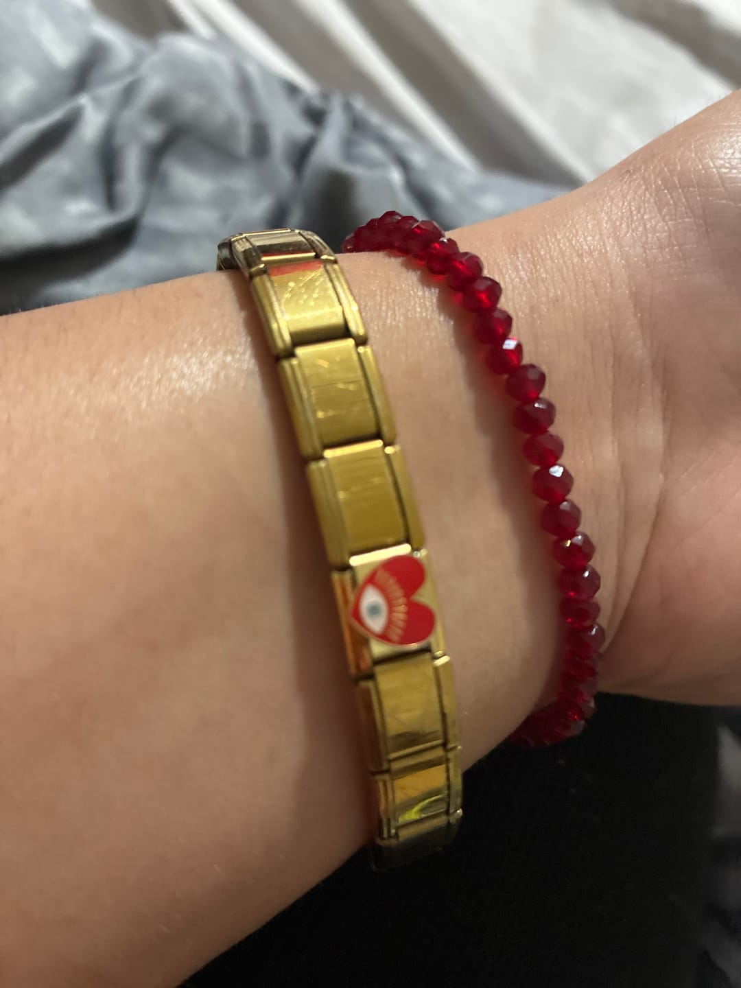 Customer photo review of Charm Ojo Corazón Rojo
