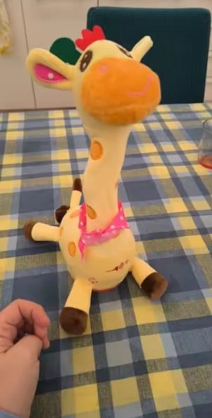 Customer photo review of Singende Tanzende Giraffe Plüschtier | Musikspielzeug Sprachfunktion 60 Kinderlieder Kleinkind