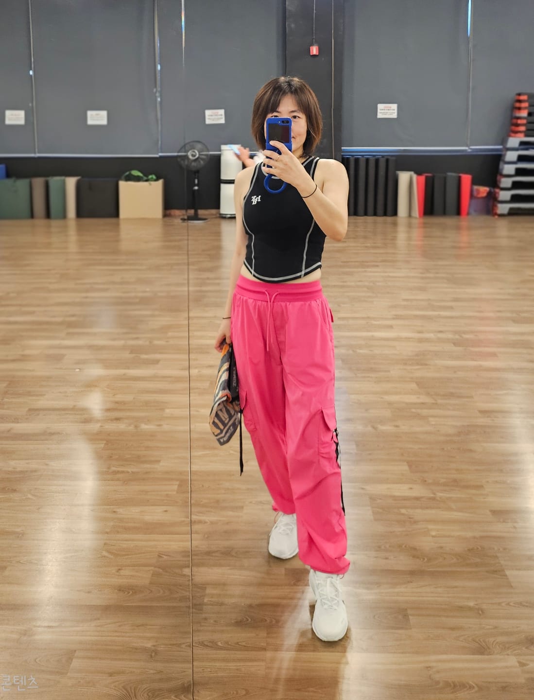 Customer photo review of Color Spree Woven Cargo Pants