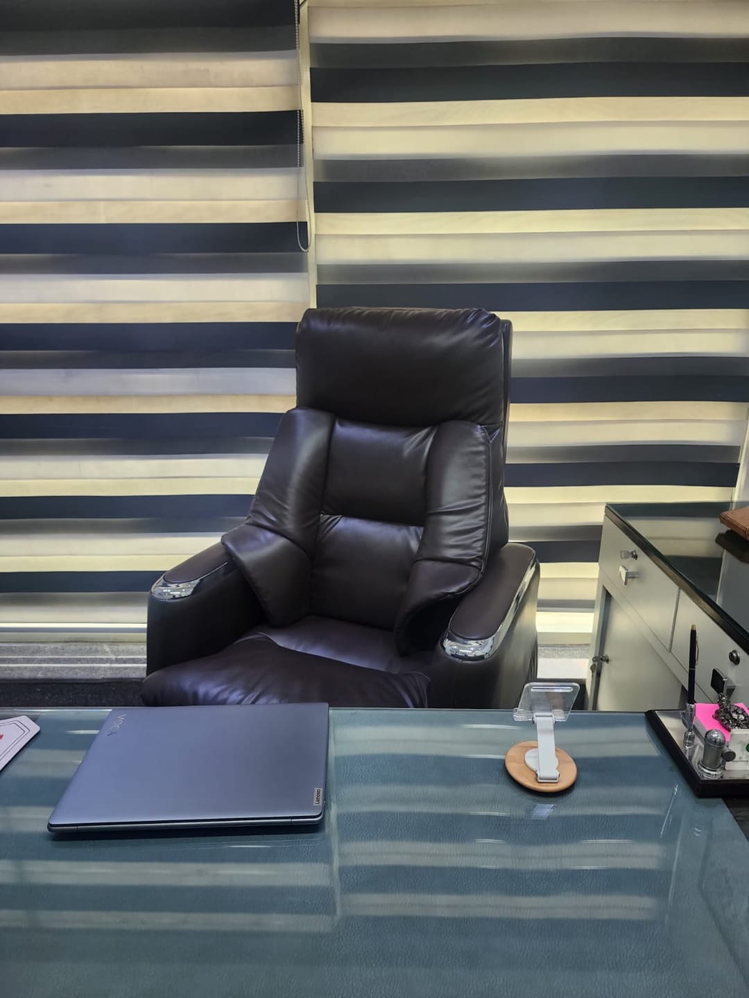 Customer photo review of Ettorez Magnus Premium Leatherette Office Recliner