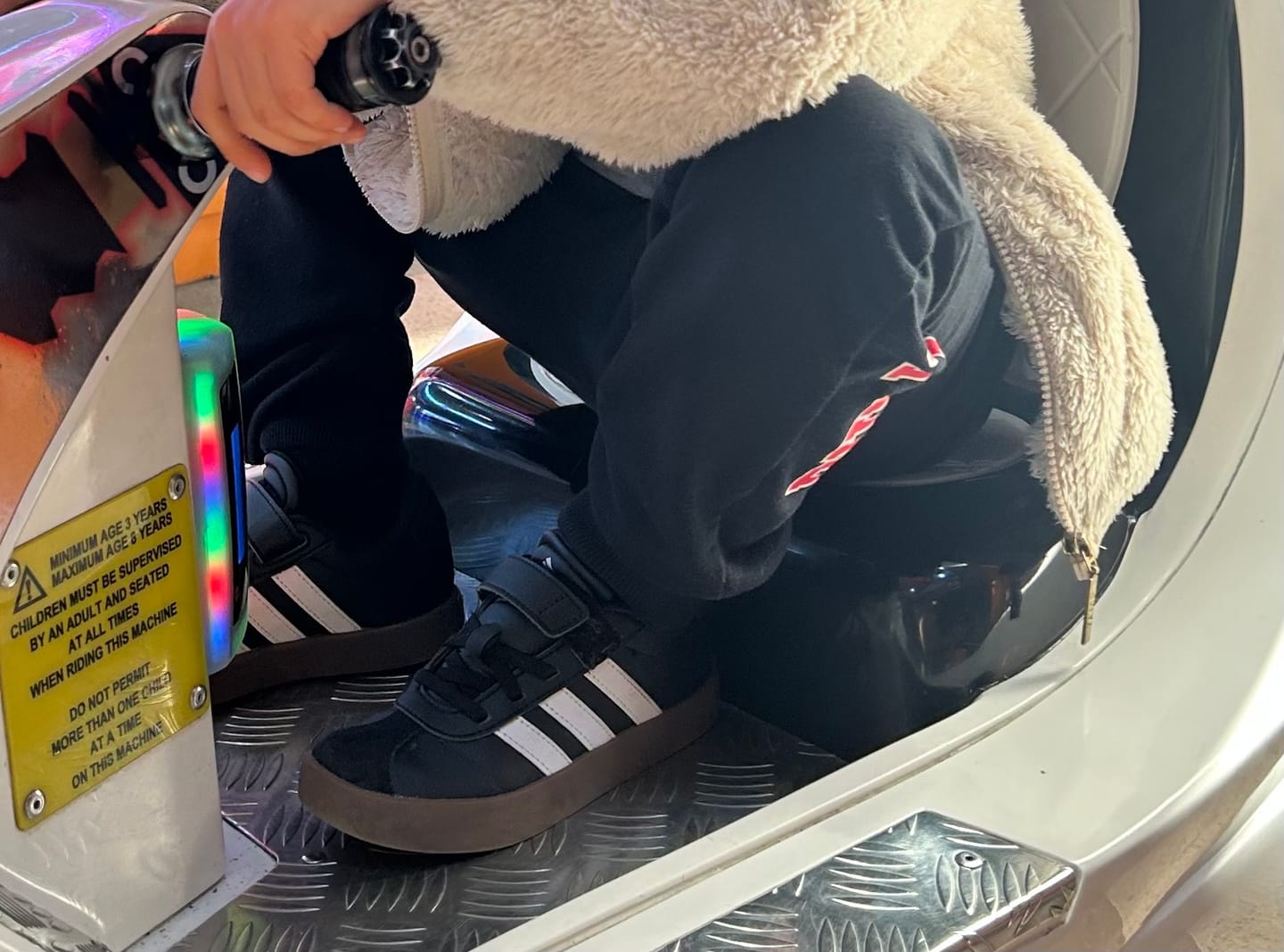 Customer photo review of Zapatilla Adidas Vl Court 3.0 Niños Negro - Blanco