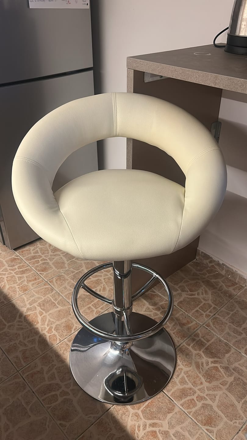 Customer photo review of Scaun bar H15, crem/crom, piele ecologica/metal, 54x46x80/102 cm
