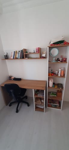 Müşterinin odasında kurulu, ceviz ve beyaz renkli Rani çalışma masası, kitaplık ve duvar rafı seti.