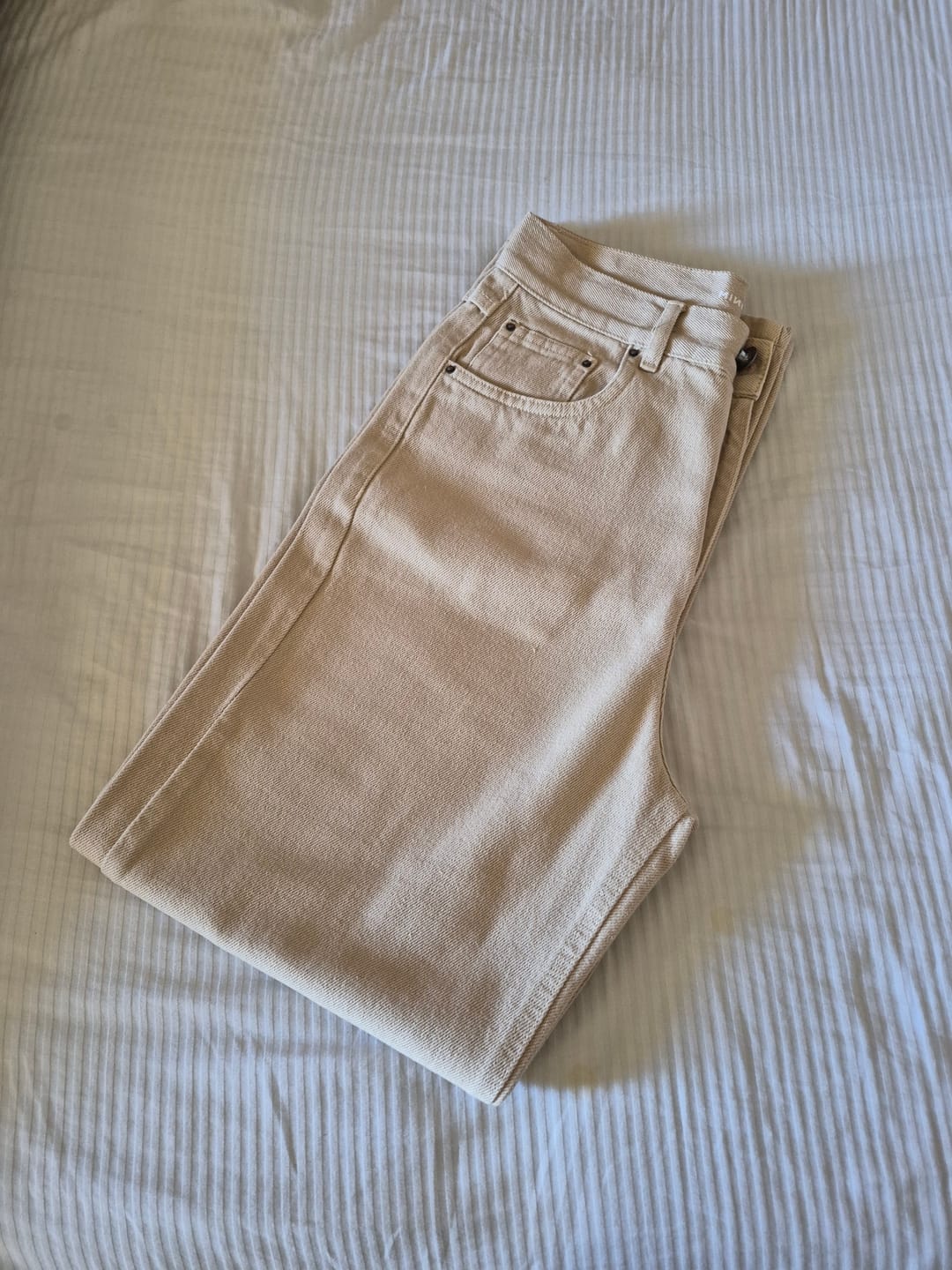 Customer photo review of Calça Jeans Reta Araçá Bege Claro
