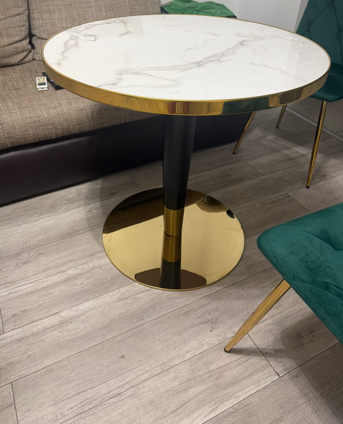 Customer photo review of Masa MORATA, alb/negru/auriu, 79x74 cm