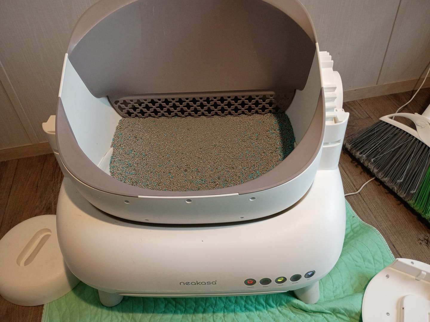Customer photo review of Neakasa M1 Anti-Scatter Litter Fence & High Pee Guard