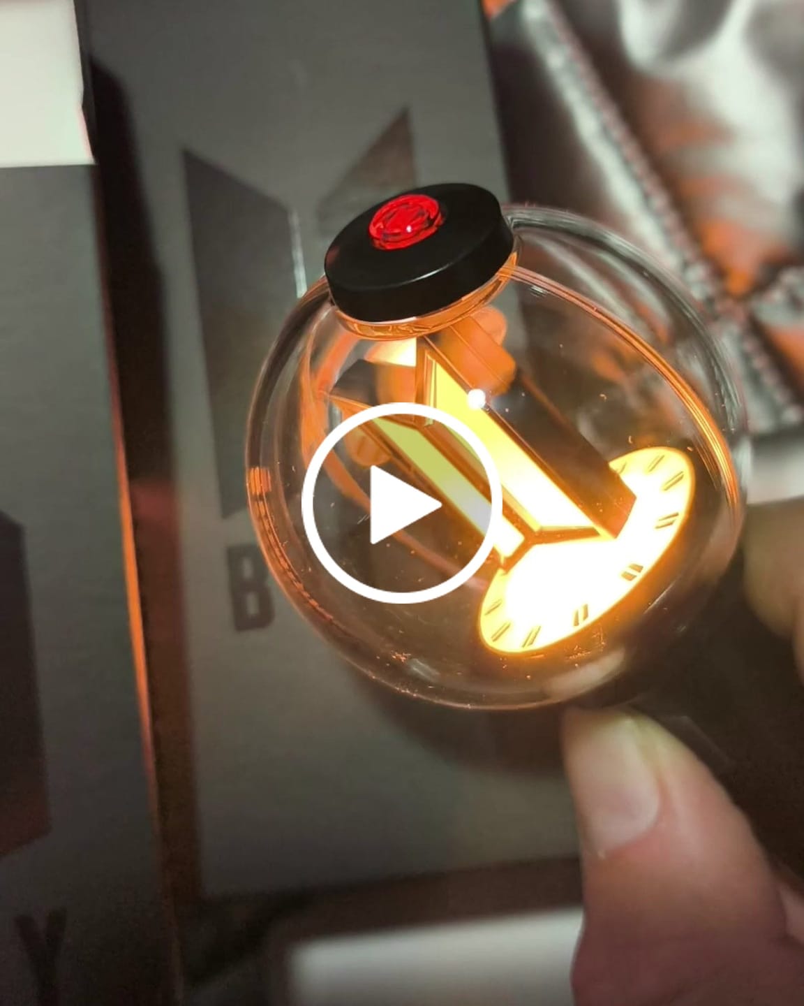 Customer video review of BTS - OFFICIAL LIGHT STICK VER.4 KEYRING
