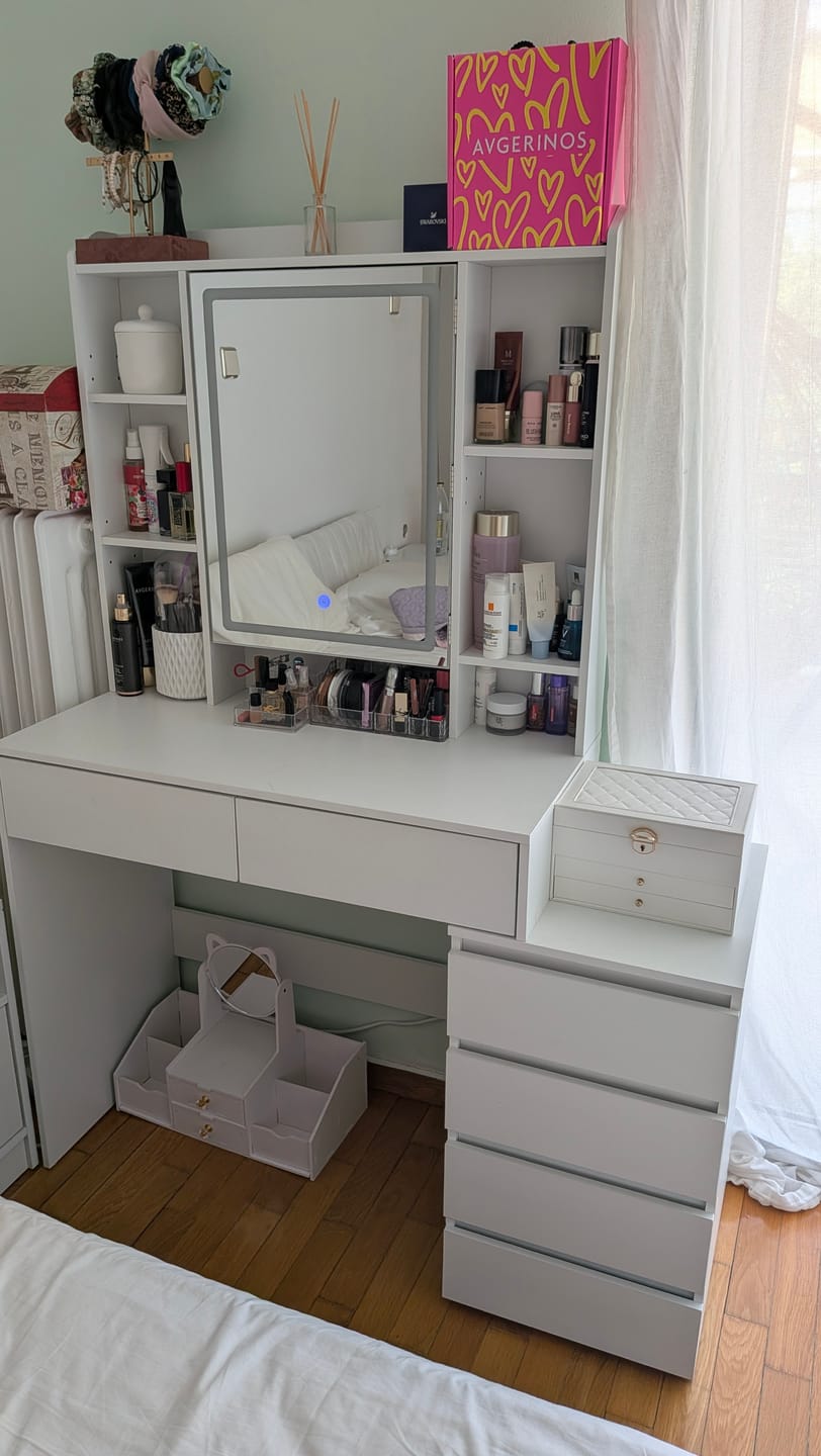 Customer photo review of Τραπέζι Μπουντουάρ Μακιγιάζ Tουαλέτας 40 x 105 x 145 εκ. με Καθρέφτη και φώτα LED Πολύπριζο Συρτάρια καθρέφτης 3 χρώματα Φωτός RD-T144WB01