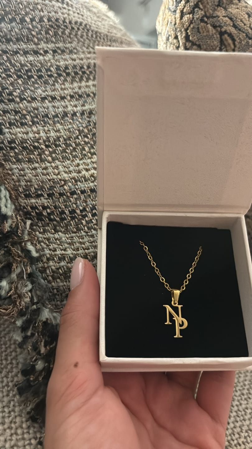 Customer photo review of Collar con iniciales entrelazadas
