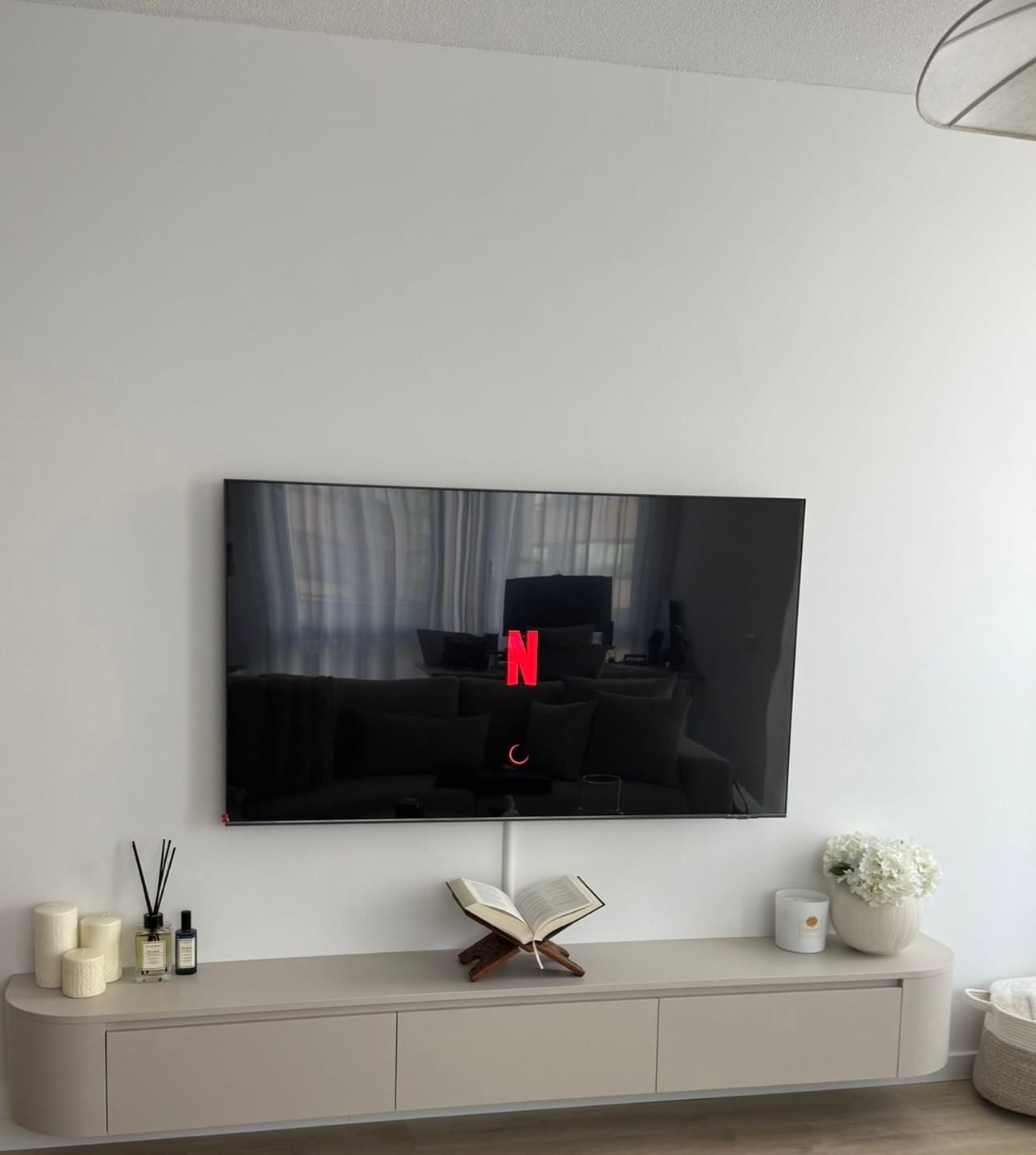 Customer photo review of ELVA – Curved Zwevend TV-Meubel 240 cm - Beige