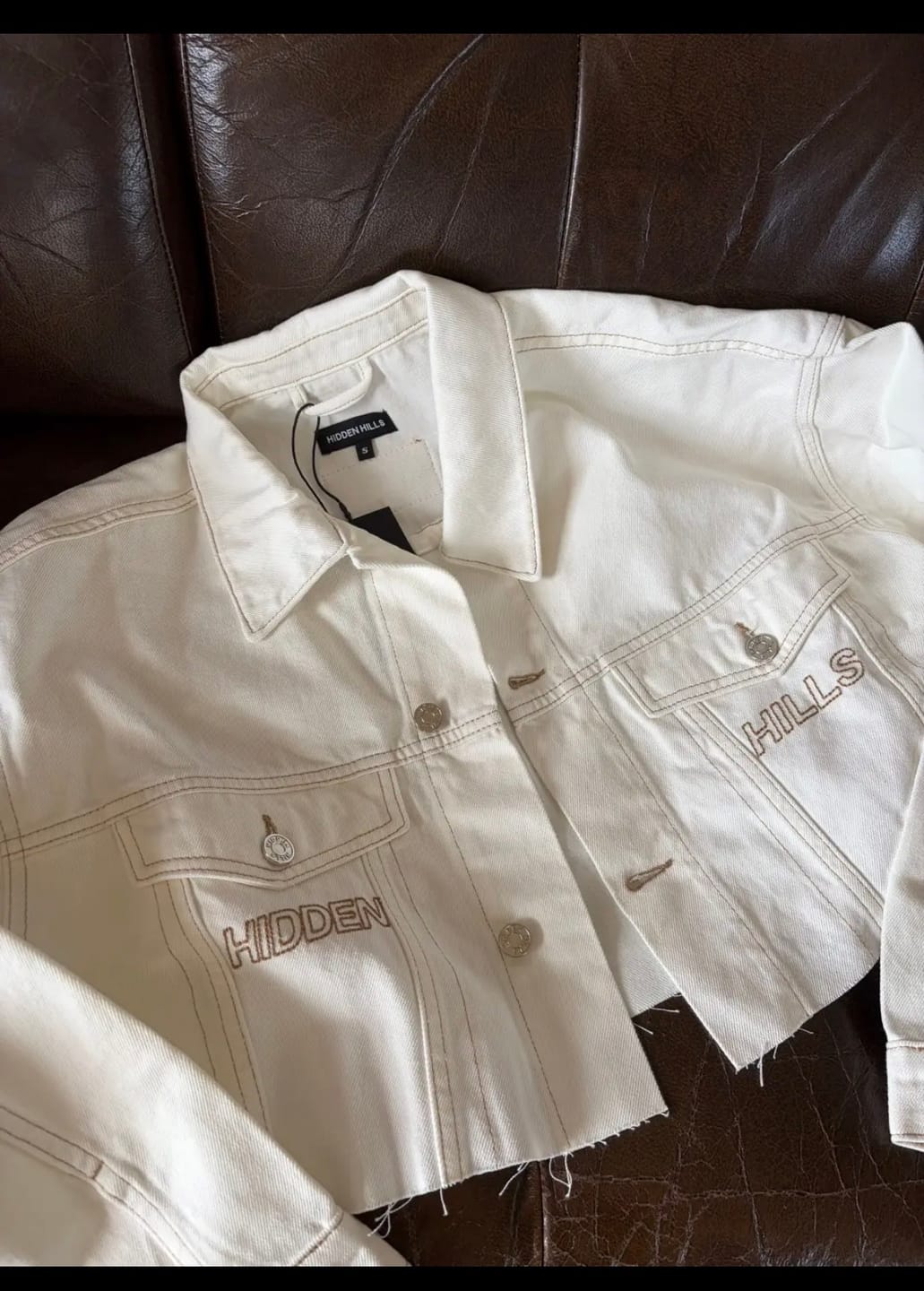 Recenzja zdjęciowa klientki dotycząca kurtki dżinsowej LOGO STITCH CROPPED DENIM JACKET OFF WHITE