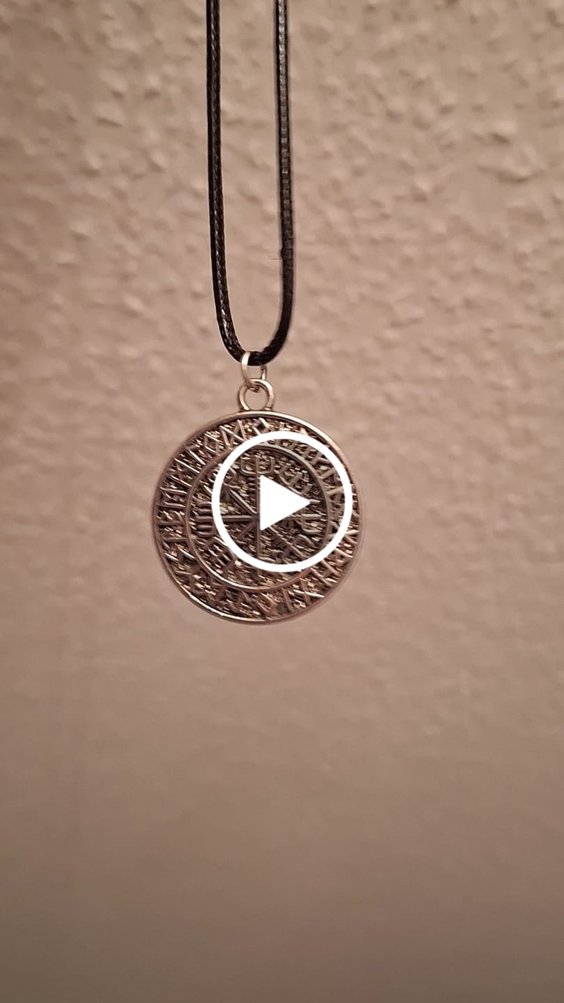 Customer video review of Vegvísir Halskette – Wikinger Kompass am schwarzen Band