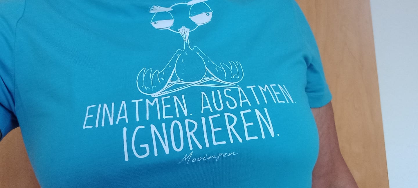 Customer photo review of Einatmen Ausatmen ignorieren  · Damen Premium Bio T-Shirt 2.0