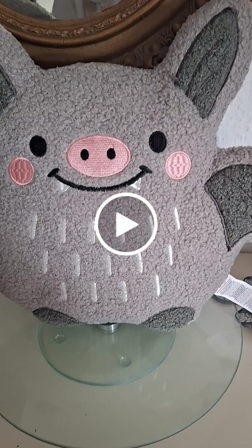 Customer video review of Fledermaus Kissen Bouclé – Kuscheliges Dekokissen für spooky Stimmung