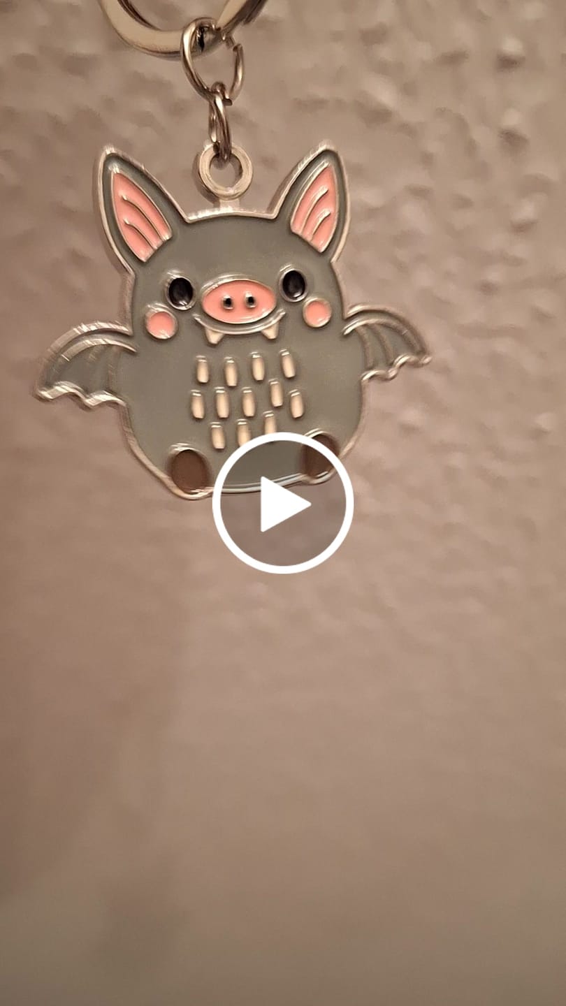 Customer video review of Fledermaus-Schlüsselanhänger – Kleiner Begleiter für Schlüssel & Tasche