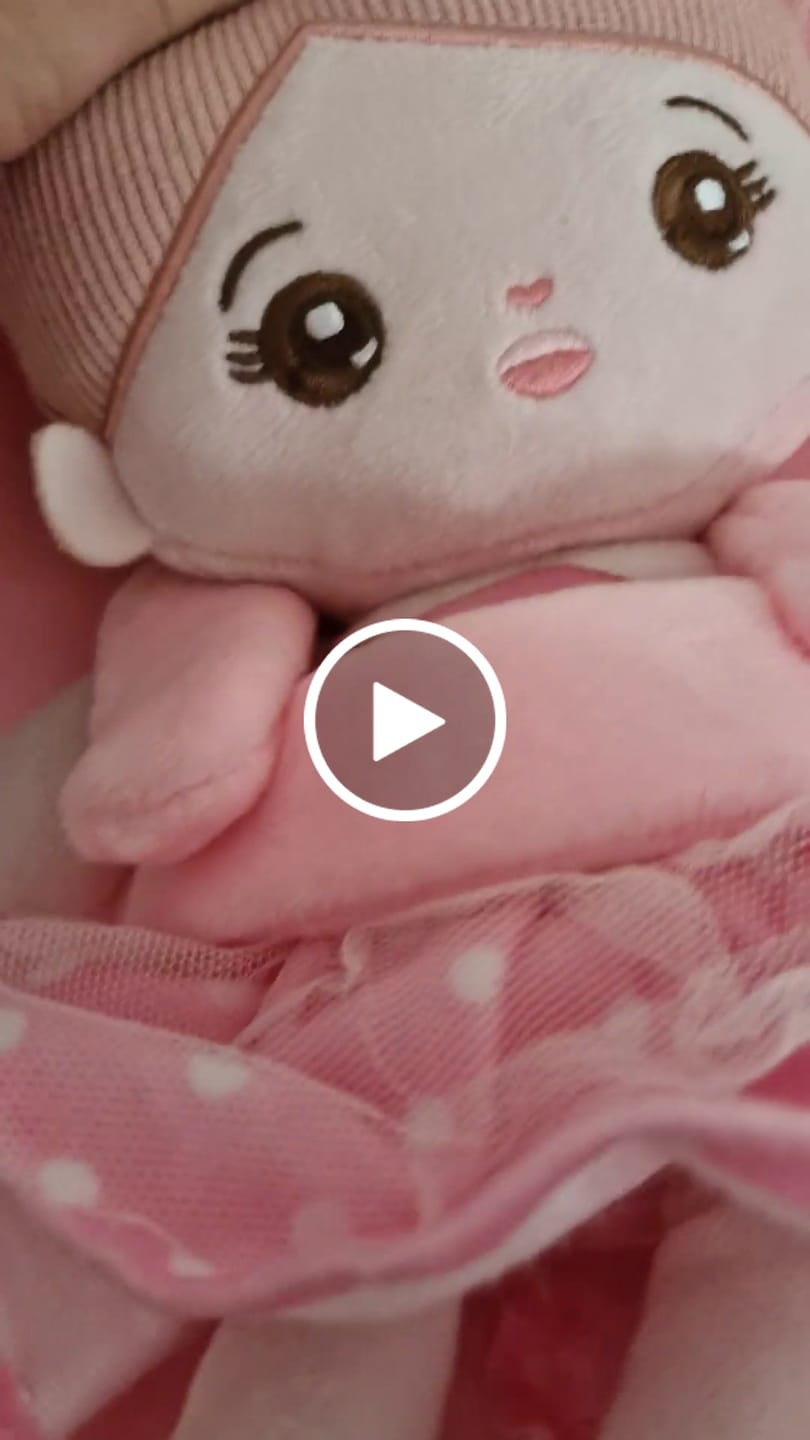 Customer video review of Personalisierte Plüschpuppen mit Offenen Augen im Schwarzen Haar