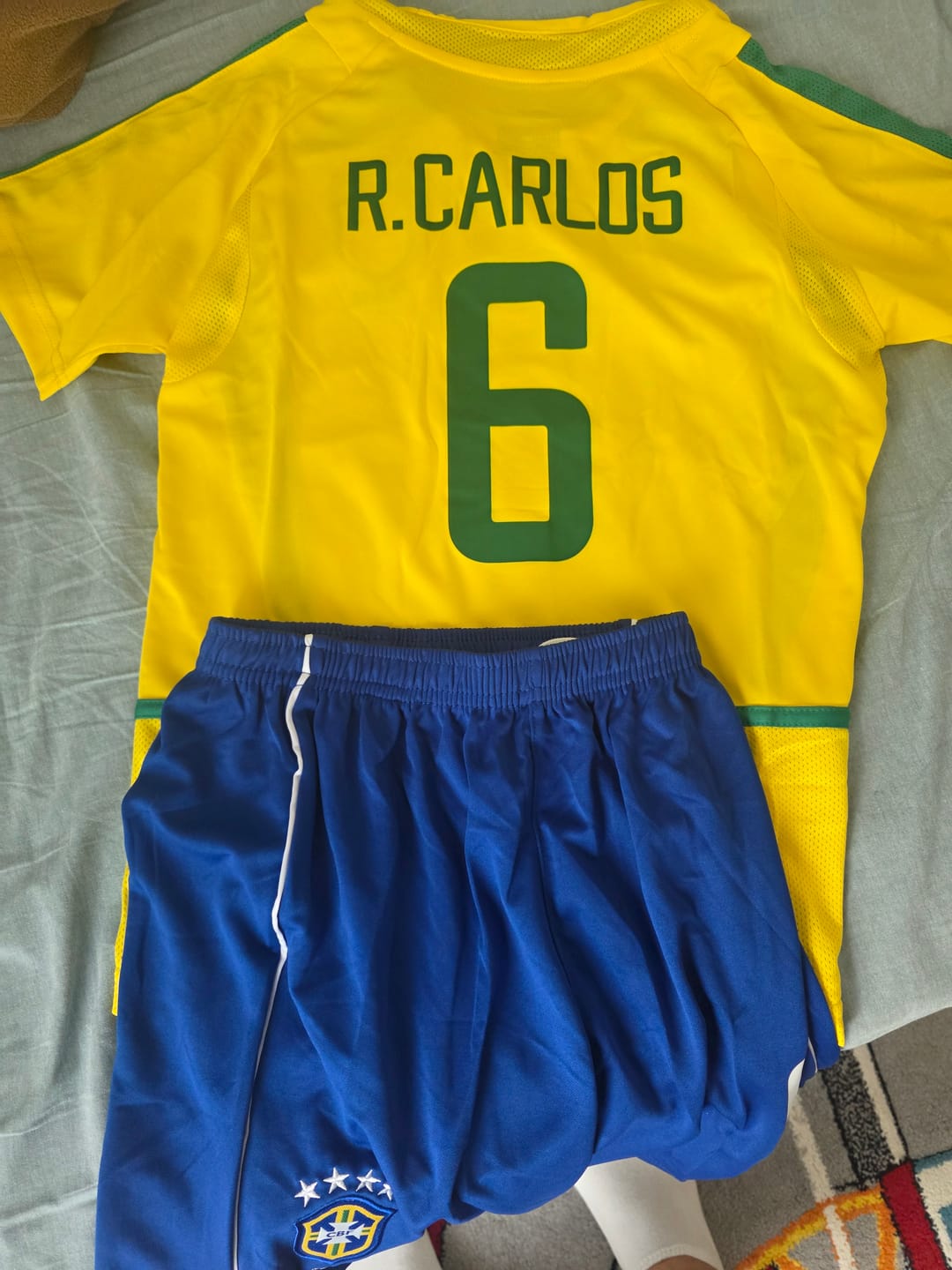 Customer photo review of Roberto Carlos Brazil 2002 World Cup Retro Kids Soccer Kit Jersey Kinder Trikot Maillot Enfant Soccer Shirt