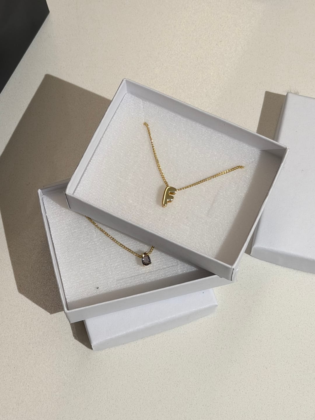 Customer photo review of Collar Dorado Inicial Mini Bubble