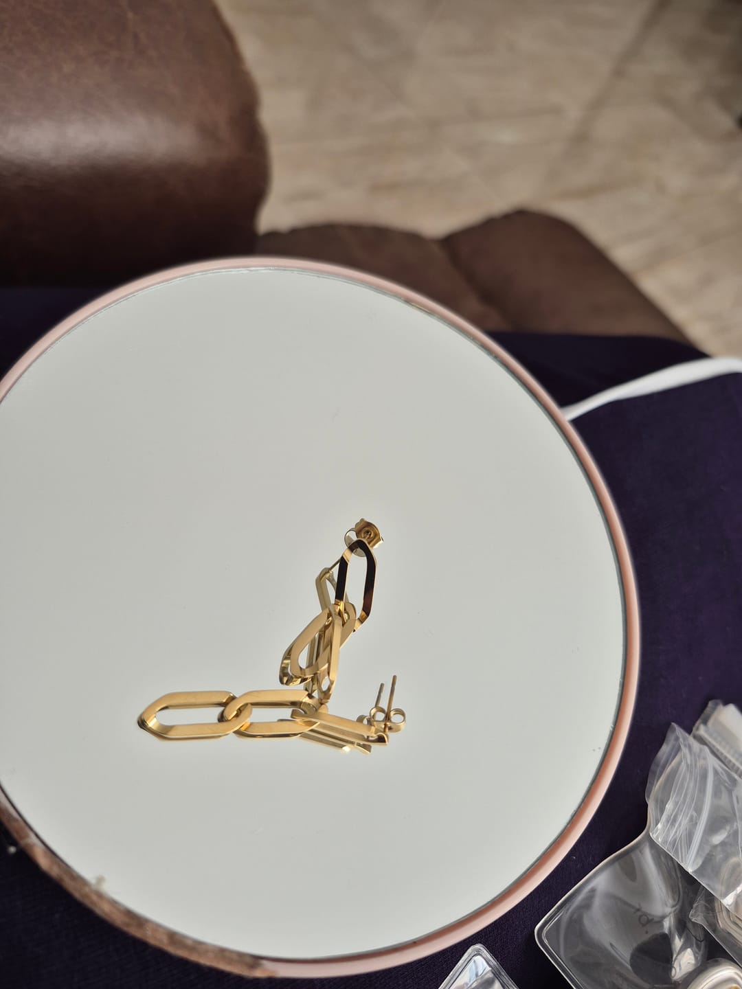Customer photo review of Brincos Pendentes Elo Banhado em Ouro 18k