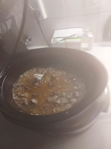 Klant bereidt Rendang met de Rendang Bomb in een sudderpan.
