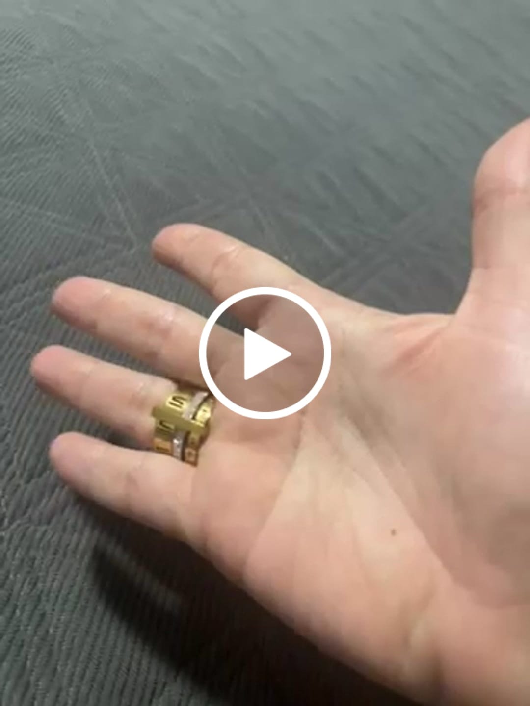 Customer video review of Anel Aro Triplo Algarismo Romano Banhado em Ouro 18K