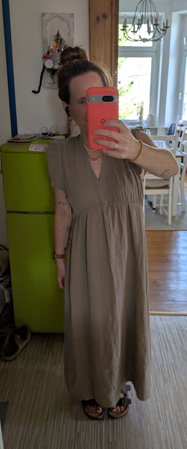 Customer photo review of Leonora Musselin Kleid -  Taupe