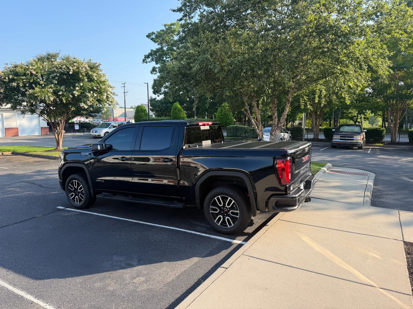 Customer photo review of Rough Country 47120580B Hard Low Profile Bed Cover | 5'10" Bed | Chevy/GMC Sierra 1500 (19-26)/Silverado 1500 (19-26)