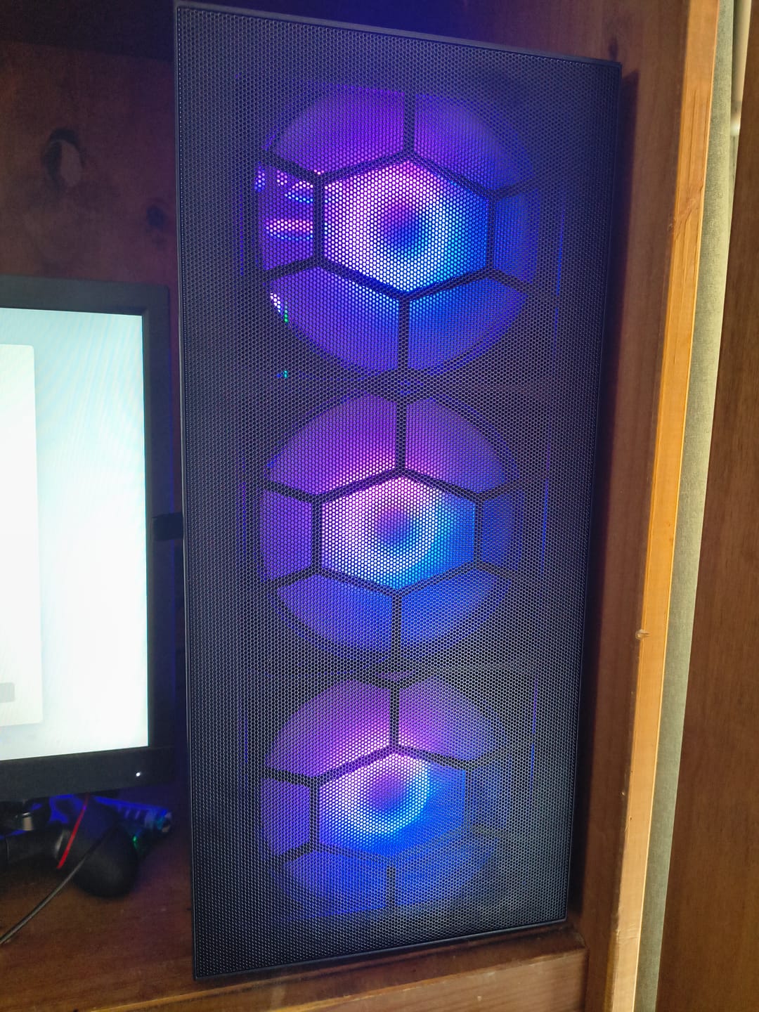 Customer photo review of ScreenOn - Gaming PC | AMD Ryzen 7 - 5800X | NVIDIA RTX 5060 | 32 GB DDR4 | 1 TB SSD | WiFi | Windows 11