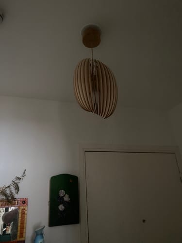 La suspension Assia en bois d'un client, installée au plafond dans une entrée.