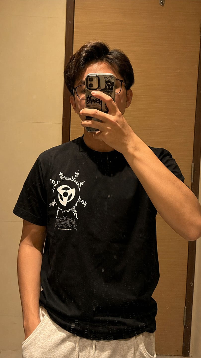 Customer photo review of Naruto | Hatake Kakashi Heavyweight T-Shirt