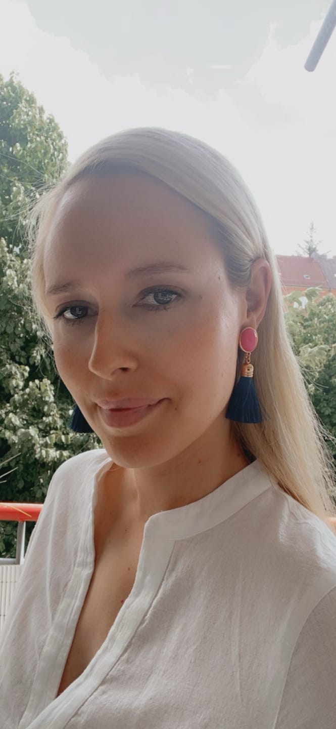 Customer photo review of Quasten Ohrringe als Ohrstecker in Pink mit dunkelblauer Quaste von AmuseToi