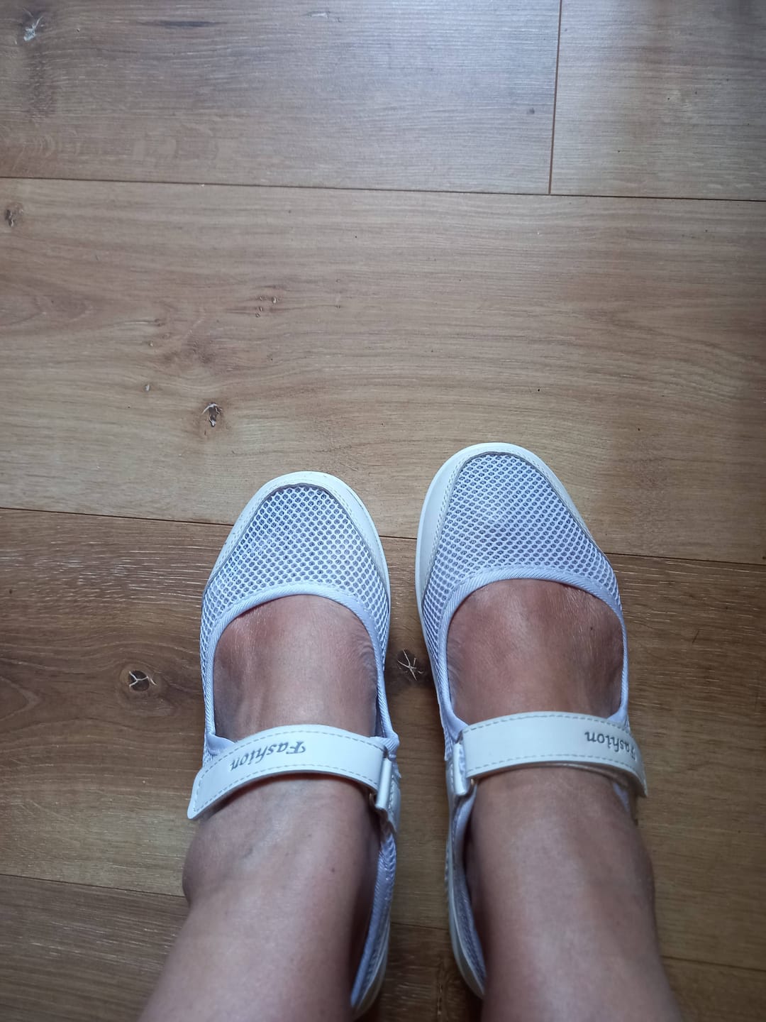 Customer photo review of Chaussures à Scratch Relaxant le Pied et le Talon - Mary Janes