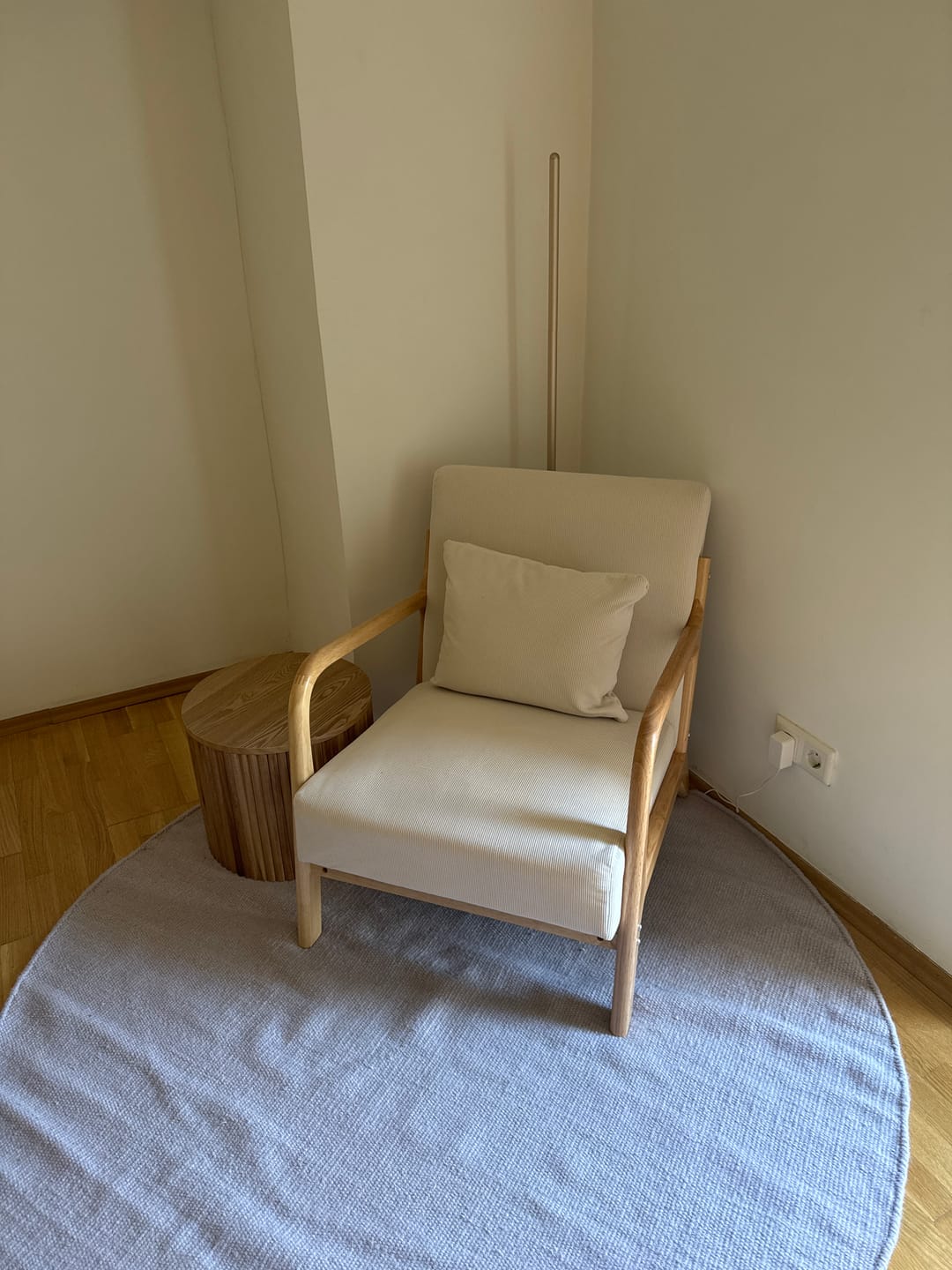 Customer photo review of OHAMA - Fauteuil de salon en bois massif et velours côtelé beige