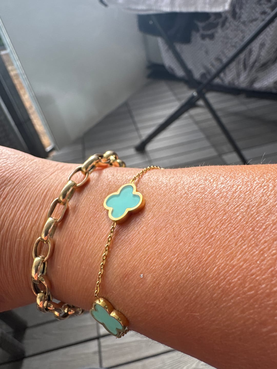 Customer photo review of Ice Blue Clover Armband | 18K vergoldet