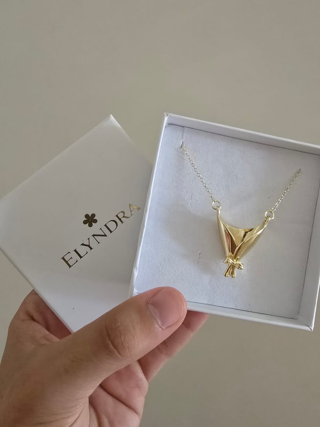 Customer photo review of Elyndra™ – Collana Bouquet Elegante