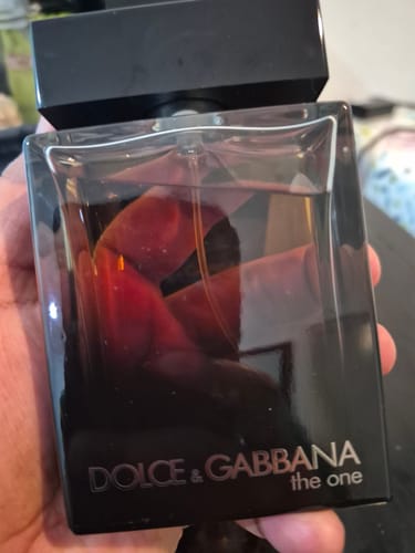 Cliente sosteniendo en la mano el frasco de perfume Dolce&Gabbana The One.