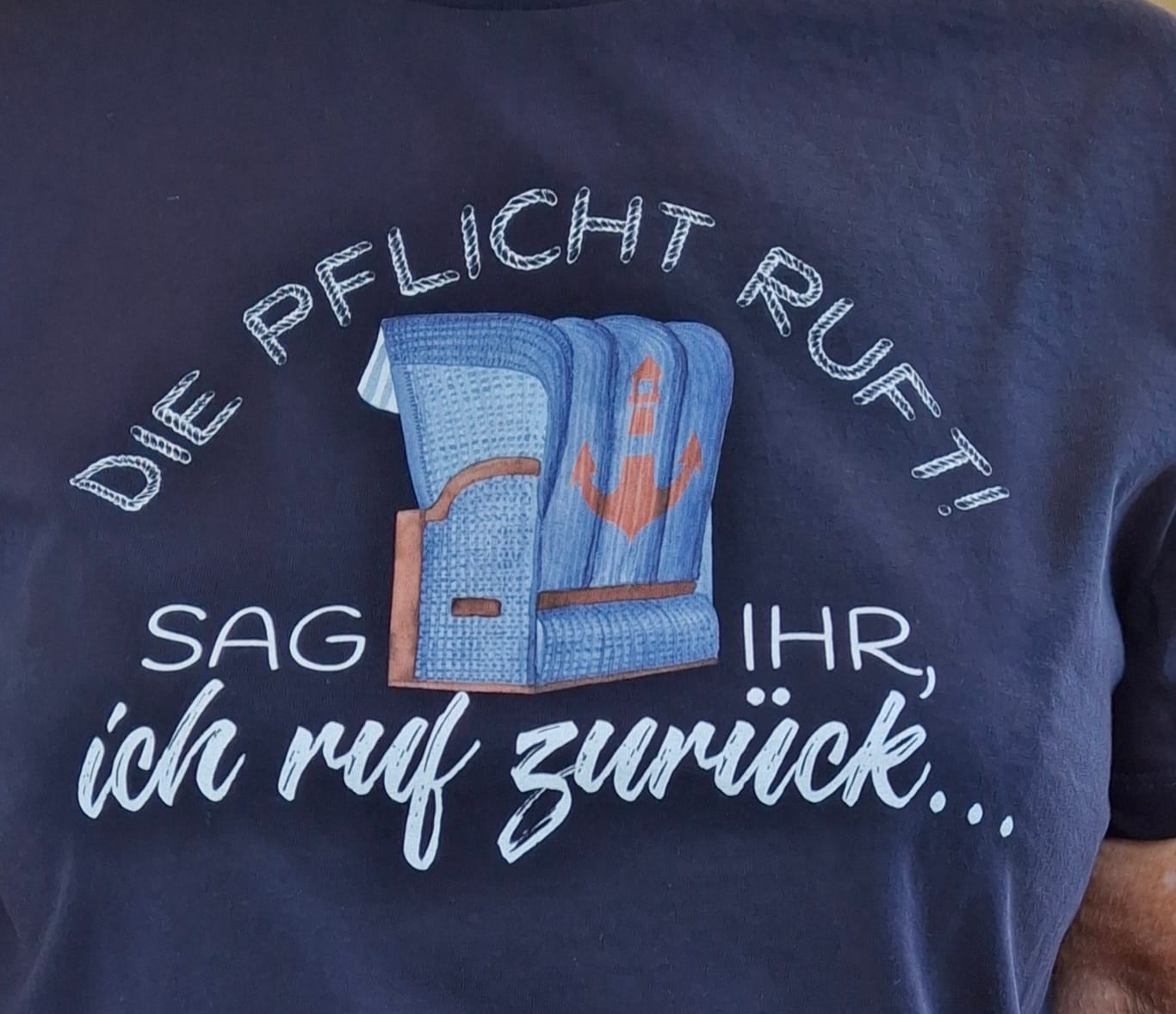 Customer photo review of Die Pflicht ruft!  · Damen Premium Bio T-Shirt 2.0